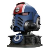 Warhammer 40,000: Space Marine 2 Replica Ultramarines Lieutenant Titus helmet with Display Stand frÃ¥n Joy Toy (CN)